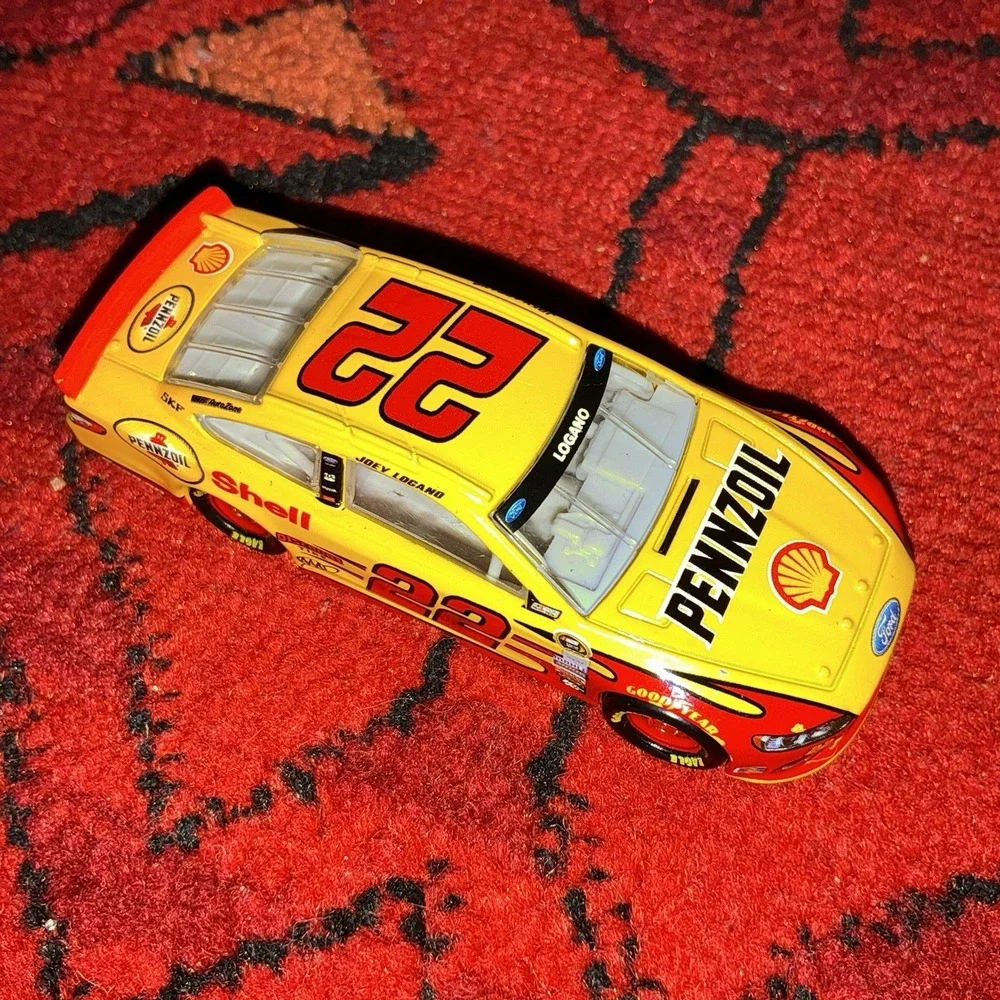 2014 Joey Logano #22 Shell/Pennzoil 1/64 Scale NASCAR Diecast Action LOOSE